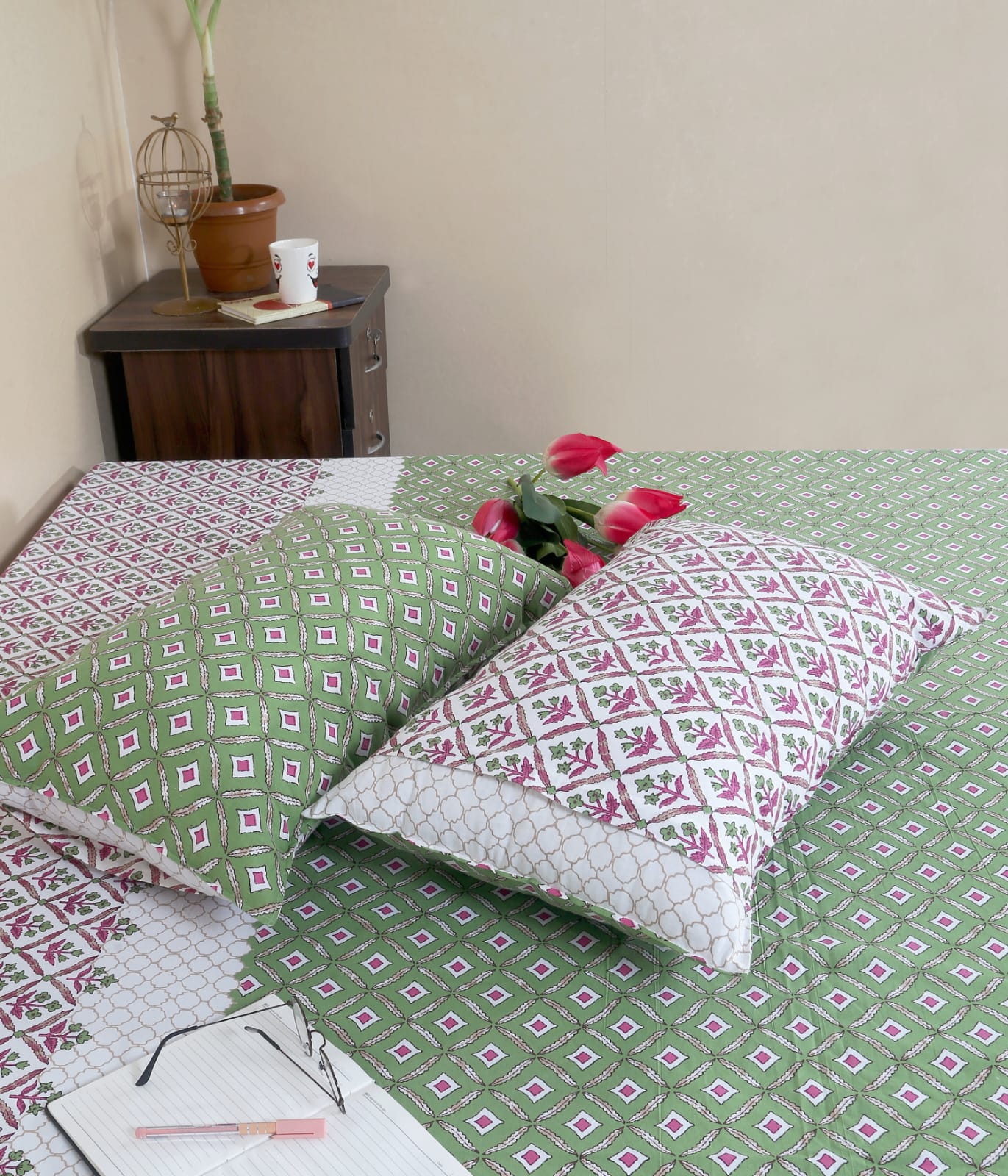 Bedsheets with 2 pillow covers (53)