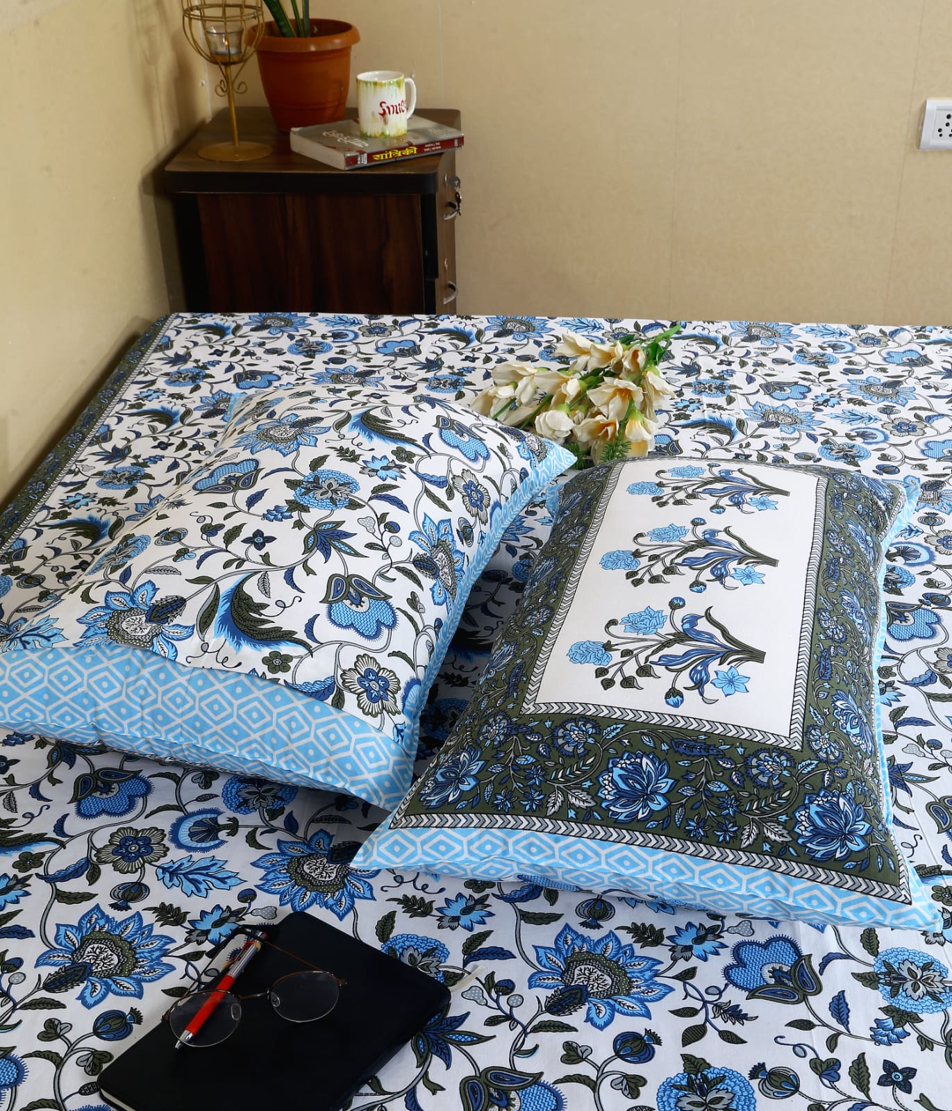 Bedsheets with 2 pillow covers (54)