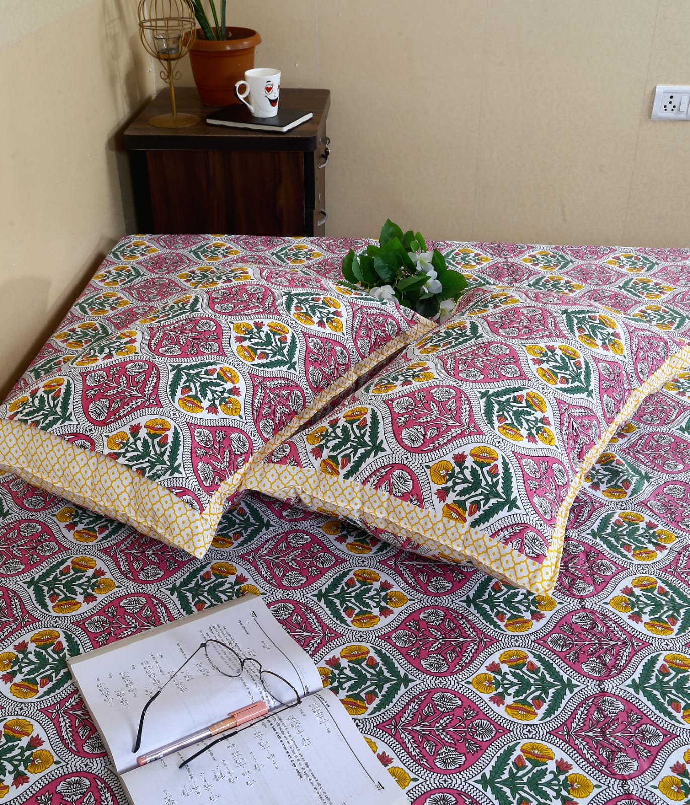 Bedsheets with 2 pillow covers (74)
