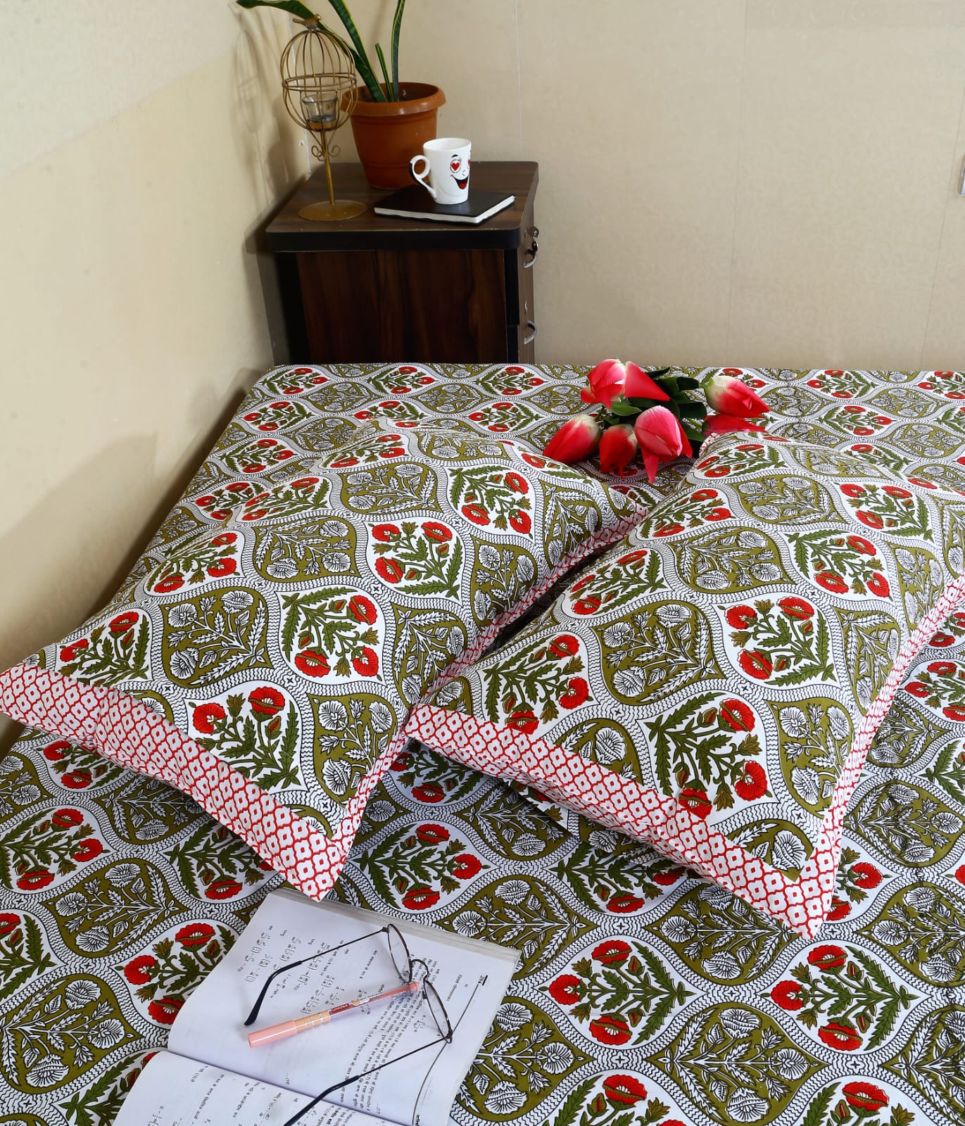 Bedsheets with 2 pillow covers (79)