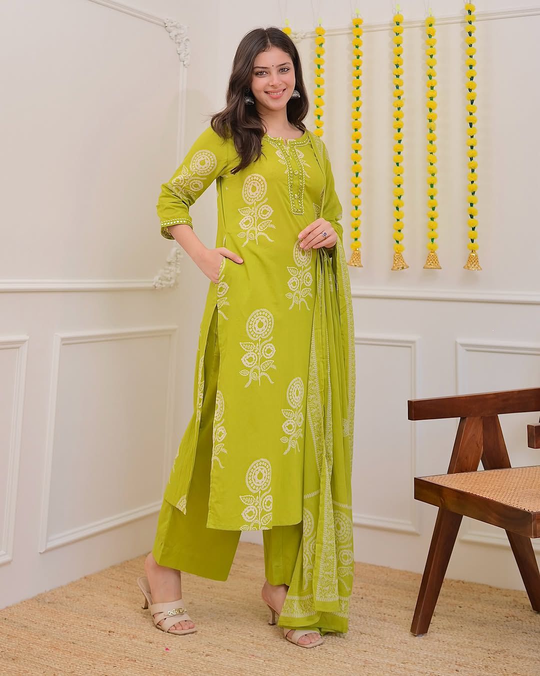 Pure Cotton discharge print kurti with pant and mulmul printed dupatta (30)