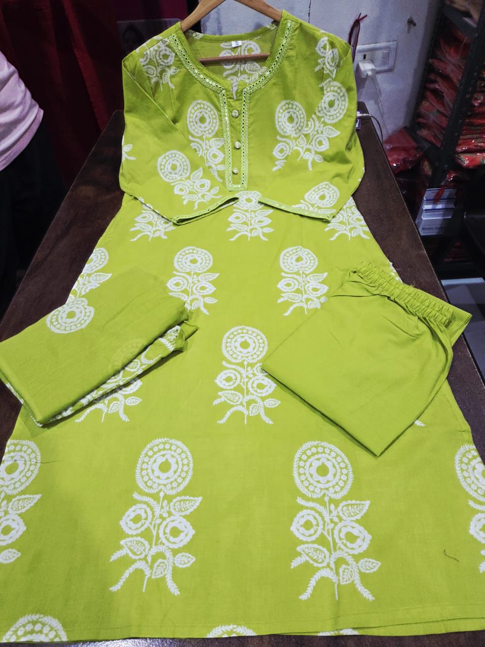 Pure Cotton discharge print kurti with pant and mulmul printed dupatta (30)