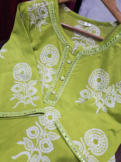 Pure Cotton discharge print kurti with pant and mulmul printed dupatta (30)