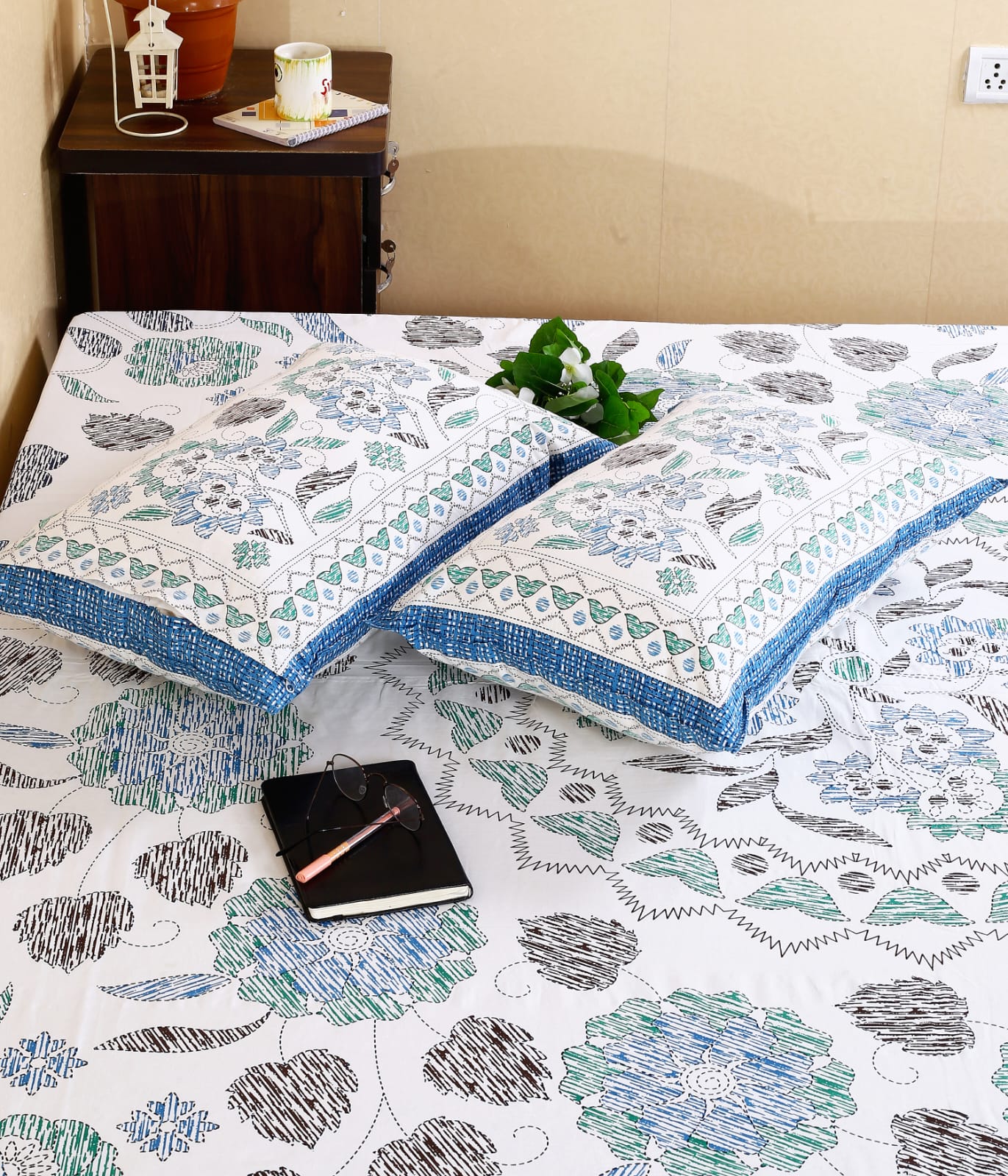 Bedsheets with 2 pillow covers (45)