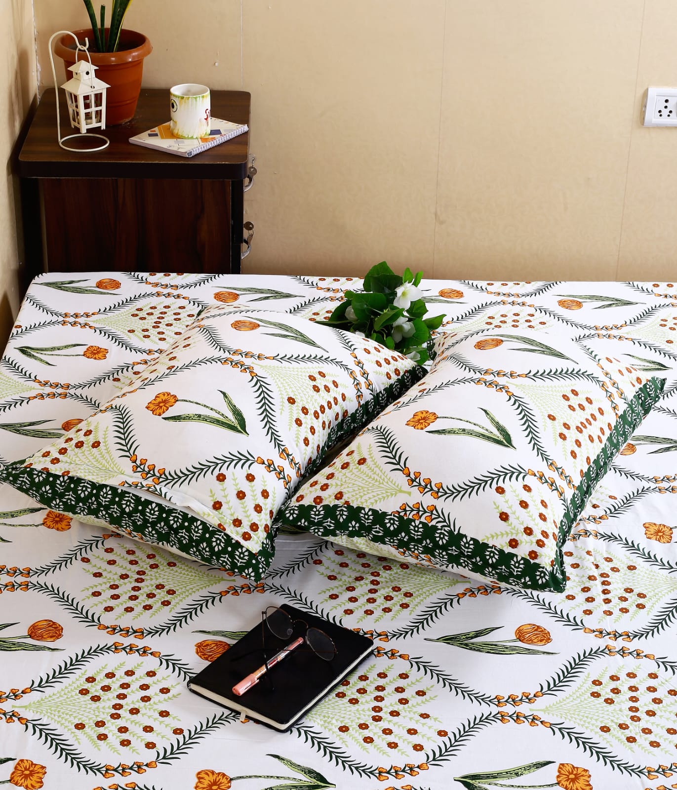 Bedsheets with 2 pillow covers (52)