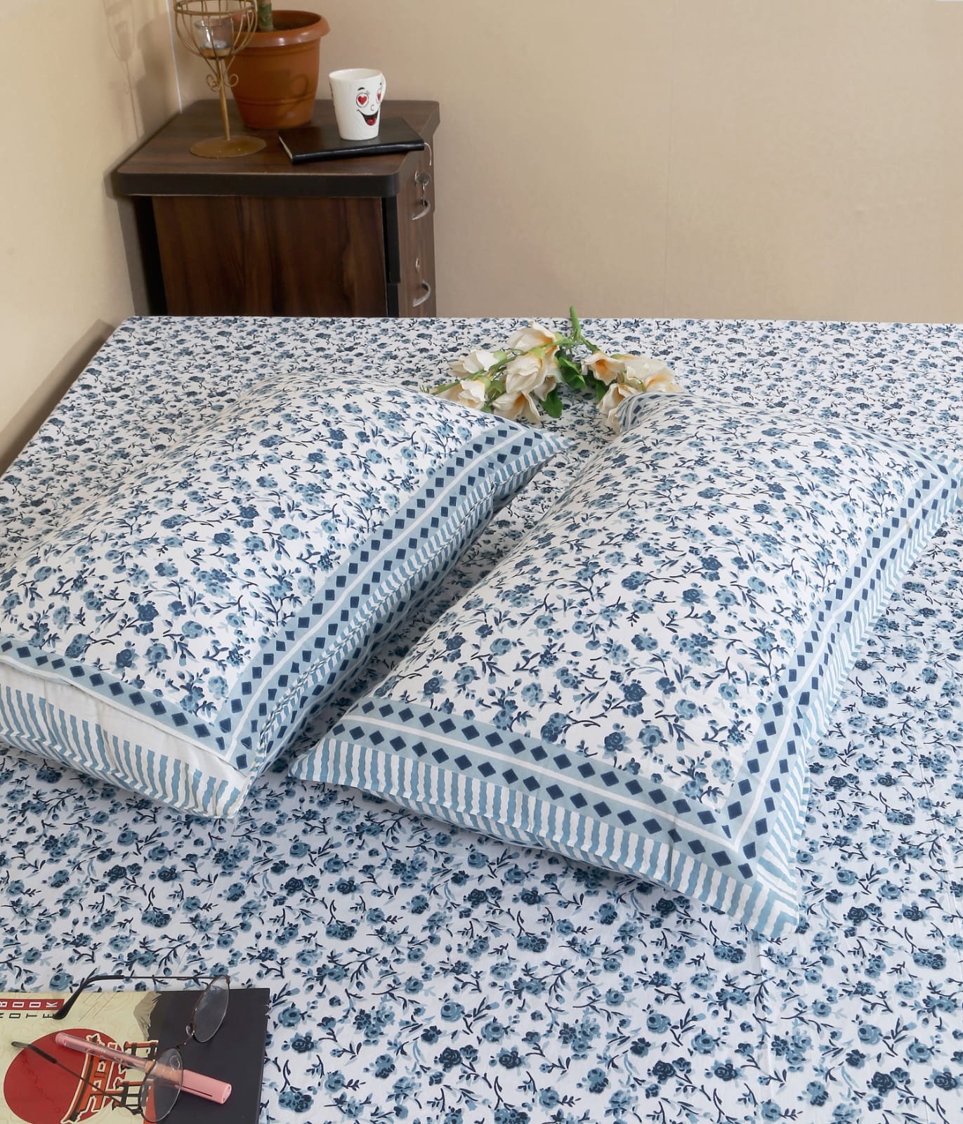 Bedsheets with 2 pillow covers (75)