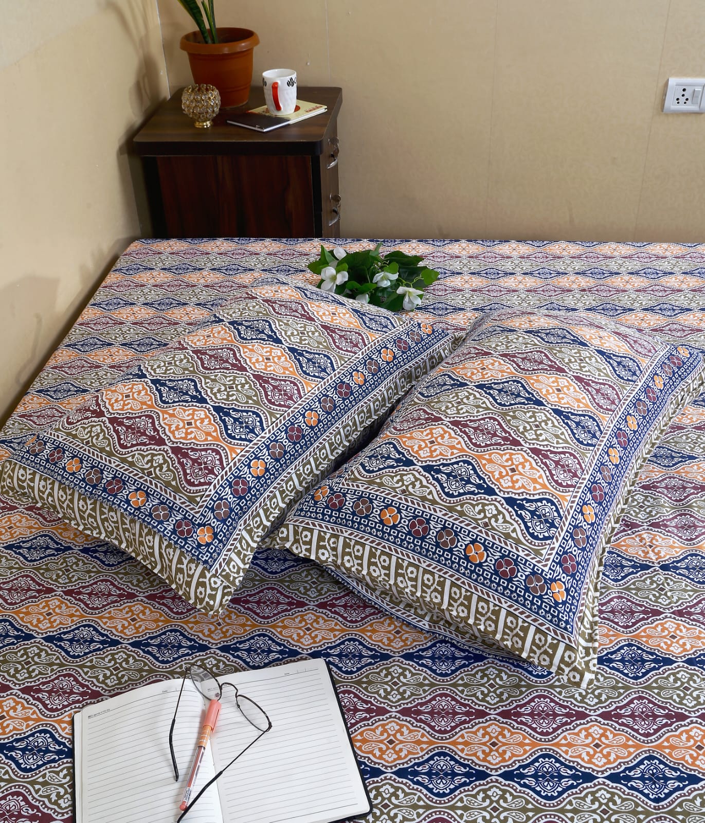 Bedsheets with 2 pillow covers (81)